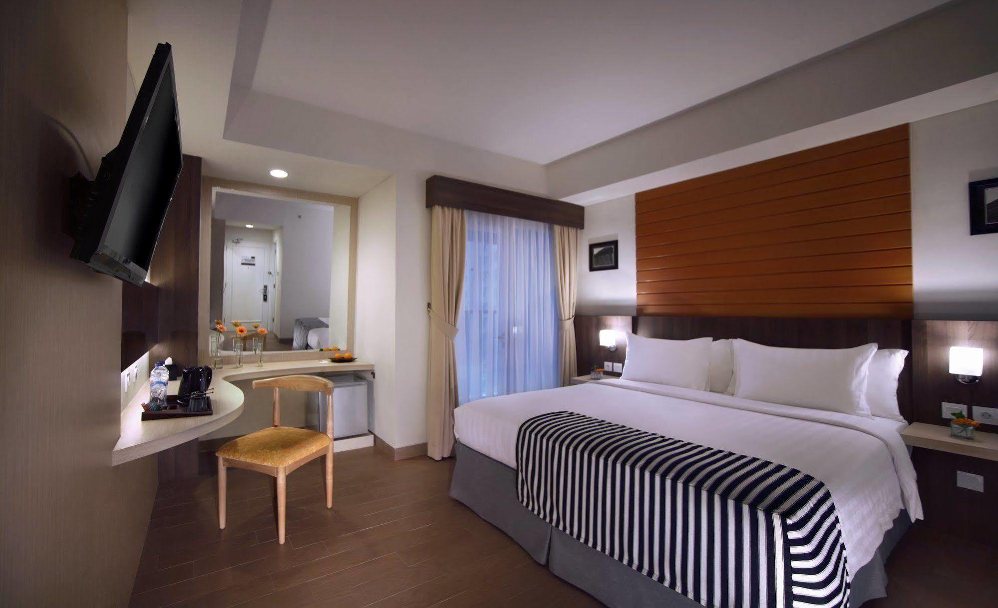 Vega Hotel Gading Серпонг Екстериор снимка